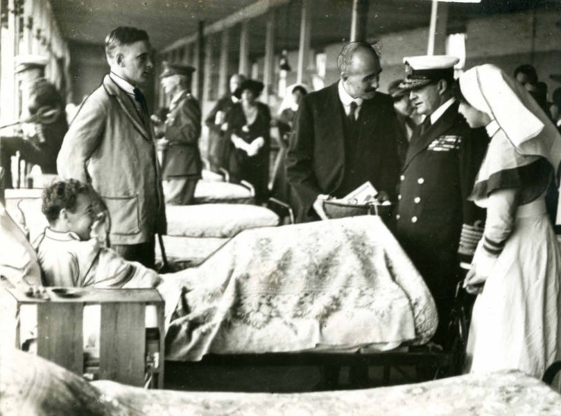 Black and white photograph of Admiral Beatty visiting wounded servicemen at the 5th Northern General Hospital during World War One, with a nurse to right of the picture.